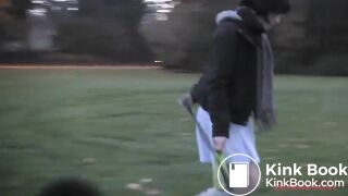 девушка какает на природе - video 2