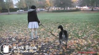 девушка какает на природе - video 2