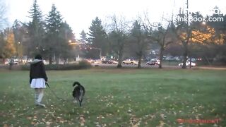 девушка какает на природе - video 2