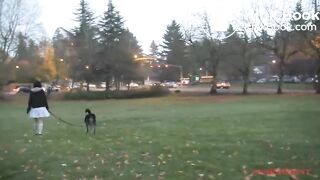 девушка какает на природе - video 2