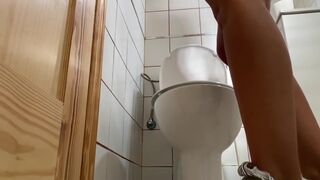 Hot girl pooping - video 19