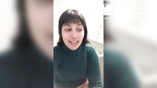 Mulher cagando gostoso 01