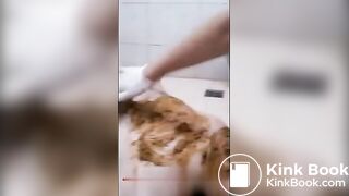 중국 여자아이가 똥을 싸다. - video 2