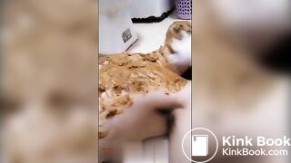 중국 여자아이가 똥을 싸다. - video 2