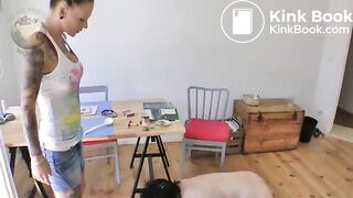 Mulher tatuada cagando na boca do homem