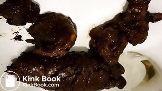 Big ass blonde pooping