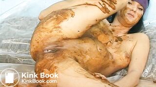 Sexy Camgirl Shitting and Smearing Her Shit All Over!