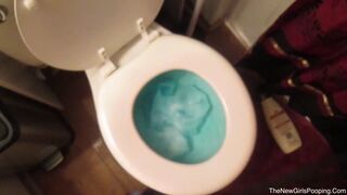 White girl pooping nice logd