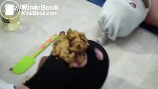 Competição para ver quem come a merda da mulher primeiro