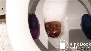 woman pooping on the floor - video 127