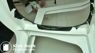 Mulher cagando no prato para o homem comer