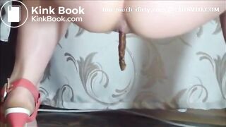 Mature lady shitting in the pizza box