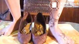 Diarrhea in shoes - video 2