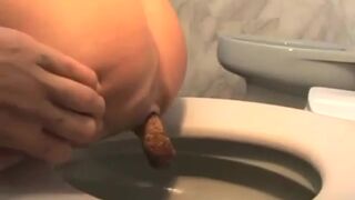 Latina pooping