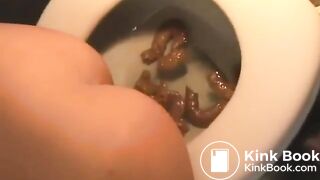 Latina pooping
