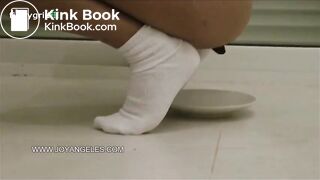 woman pooping on plate.