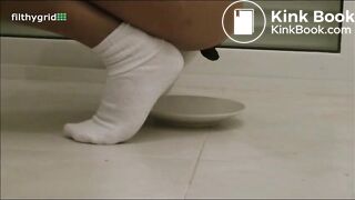 woman pooping on plate.