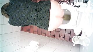 Woman has to go to the Toilet!