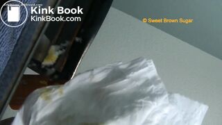 A mature BBW ebony drops a pile.