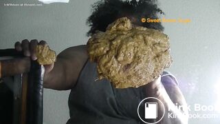 A mature BBW ebony drops a pile.