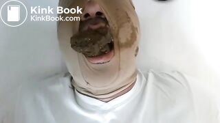 Mulher enchendo a boca do homem de merda