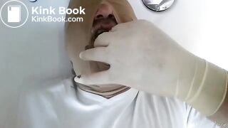 Mulher enchendo a boca do homem de merda