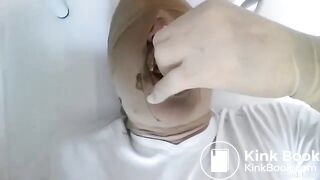 Mulher enchendo a boca do homem de merda