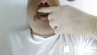 Mulher enchendo a boca do homem de merda