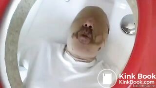 Mulher enchendo a boca do homem de merda