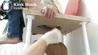 Mulher enchendo a boca do homem de merda