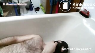 Mulher cagando na boca do homem dentro da banheira