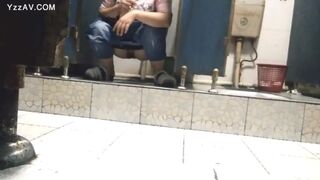 chinese girls poop in open toilet 2