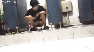 chinese girls poop in open toilet 2