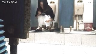 chinese girls poop in open toilet 2