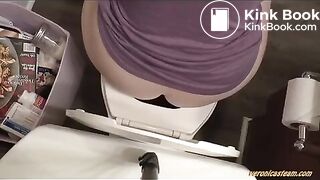 Whooty unloads on the toilet