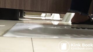 Spying amateur girl in toilet