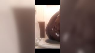 Ebony be pooping and smoking