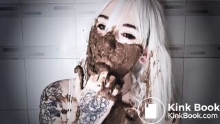 gorgeous sexy Russian girl pooping