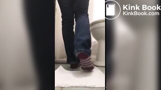 woman pooping on the floor - video 100