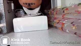 MILF SHITTING ON THE TOILET- FROM ABOVE VIEW