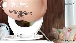 MILF SHITTING ON THE TOILET- FROM ABOVE VIEW