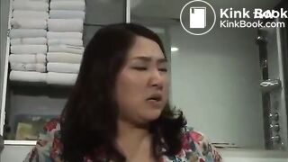 KOREAN WOMAN POOP IN TOILET