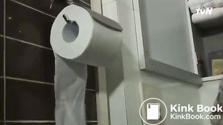 KOREAN WOMAN POOP IN TOILET