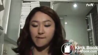 KOREAN WOMAN POOP IN TOILET