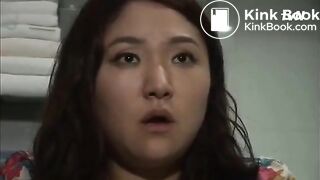 KOREAN WOMAN POOP IN TOILET