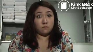 KOREAN WOMAN POOP IN TOILET