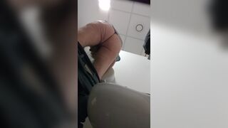 Old man wiping - Velho limpando o cu