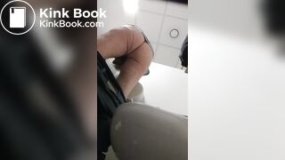 Old man wiping - Velho limpando o cu