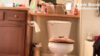 Sexy big ass Girl pooping backwards on the toilet