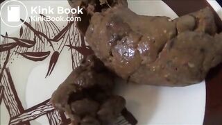 woman pooping on plate - video 4